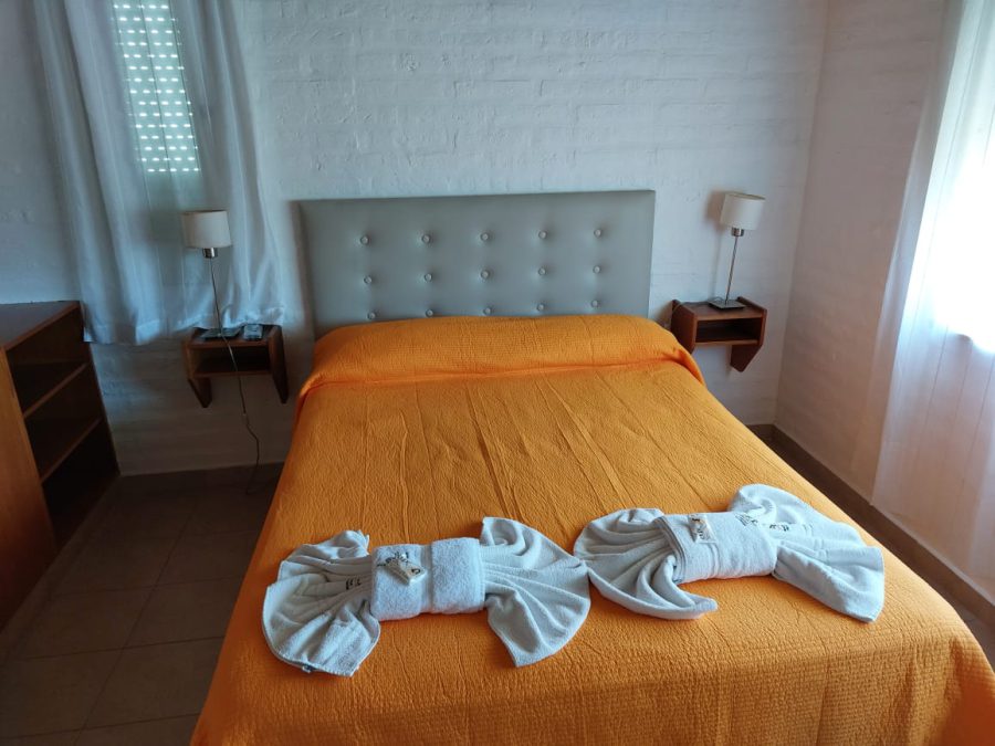 Dormitorio matrimonial de la cabaña para 6 personas, con paredes pintadas de blanco