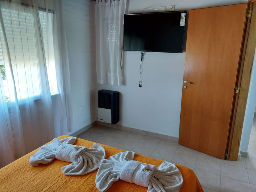 Dormitorio con TV Led y placard en la cabaña para 6 personas