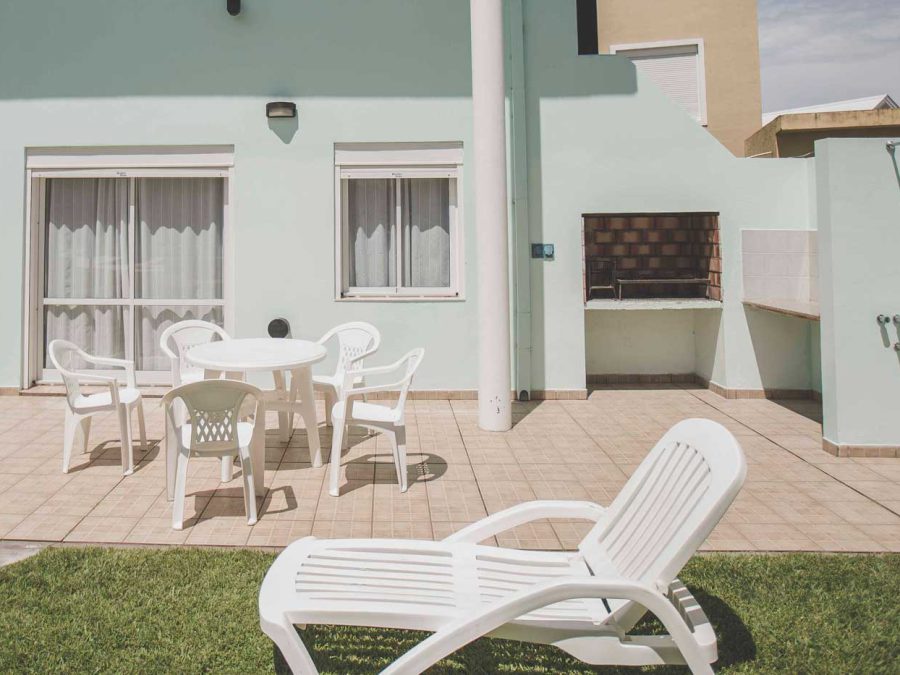 Galería privada con parrilla individual, mesa y ducha exterior