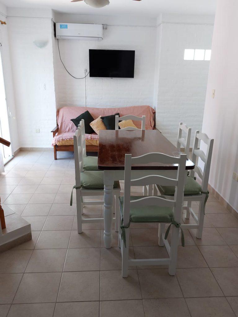 Living comedor de la cabaña para 8 personas con aire acondicionado y TV Led