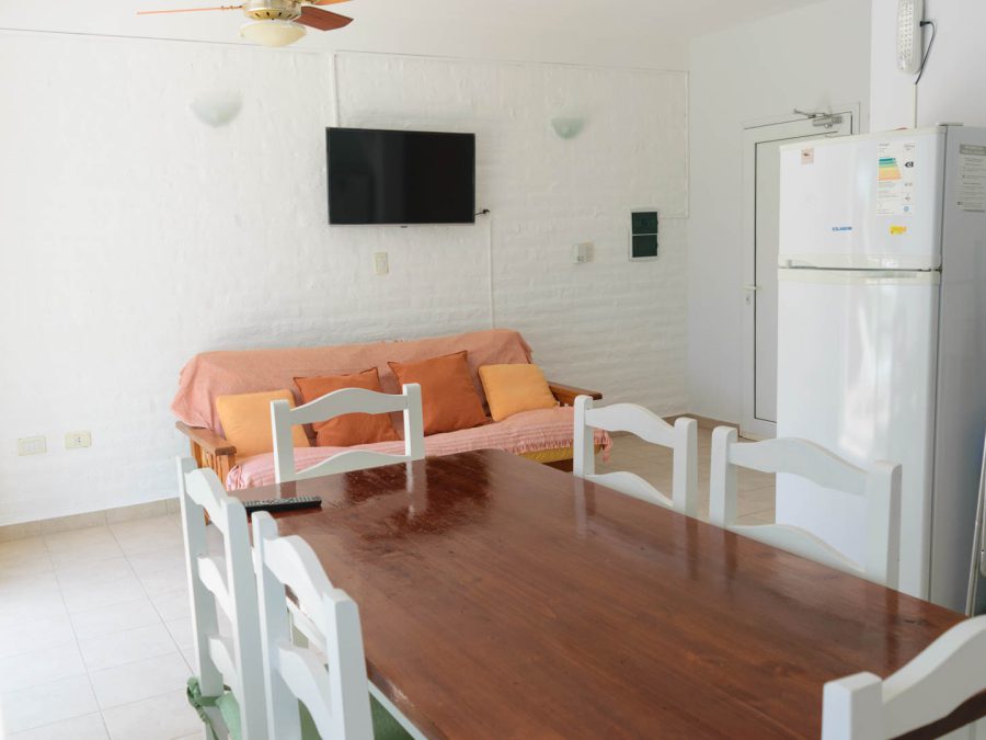 Living de la cabaña para 6 personas con sofá, TV Led y paredes pintadas de blanco