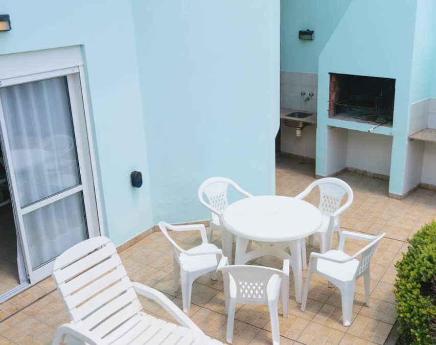 Patio privado de la cabaña para 8 personas con parrilla individual y reposera