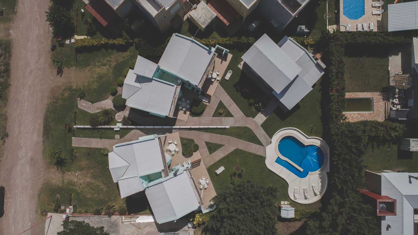 Vista aérea cenital del complejo Cabañas Los Prados en San Lorenzo 644, Monte Hermoso