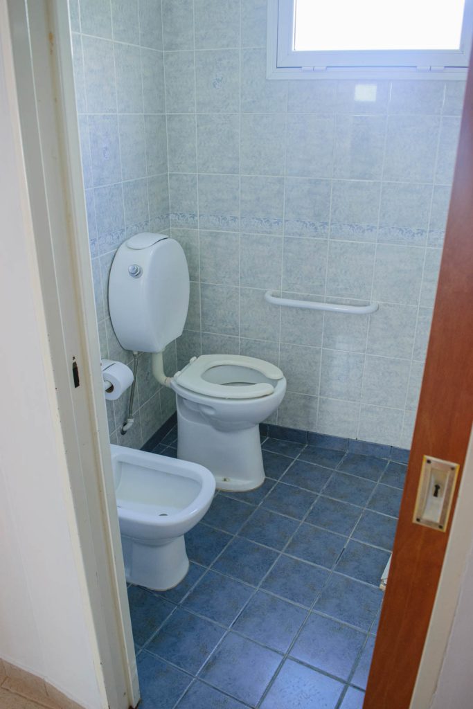 Inodoro y bidet con barra de apoyo en el baño accesible de la cabaña, Cabañas Los Prados